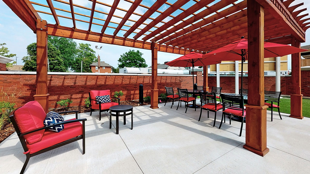 Seasons St. Thomas Outdoor Dining Area